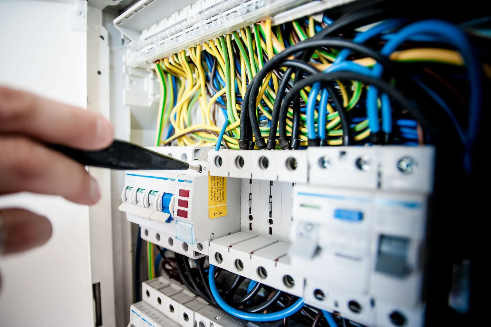Elektrosadales skapja vadi un aizsardzības automāti pārbaudes laikā